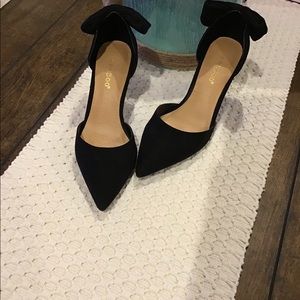 Bamboo size 5 black pump with bows
